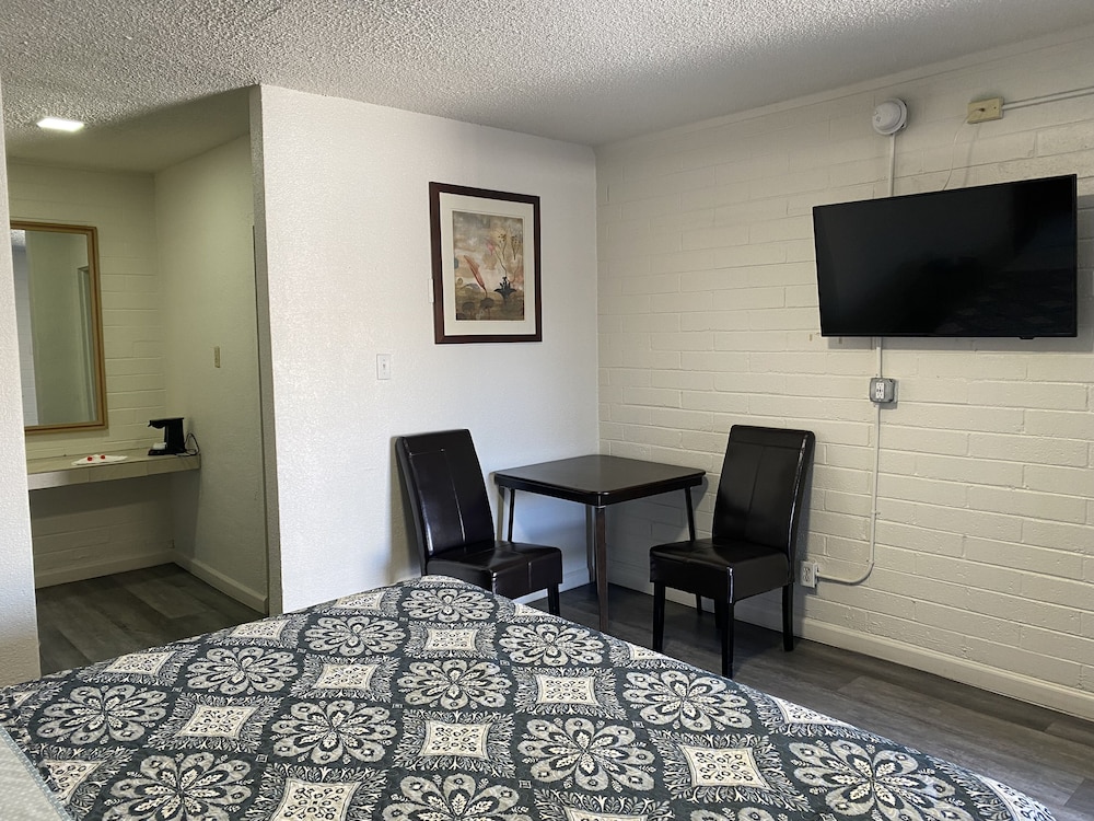 Lucky Cuss Motel - photo 20