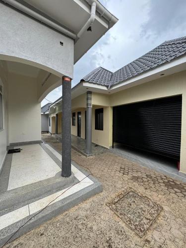Entula safari and accommodation — 5-Star Luxury Hotel in Mbarara, Republic of Uganda