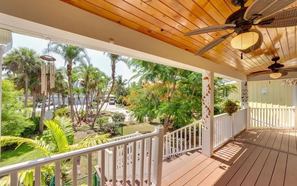 NEW Jungle Paradise Treehouse Suite With Resort Amenities Elevator Access Outdoor Kitchen Lagoon Lazy River Pool RV Hook up in Fort Myers, United States