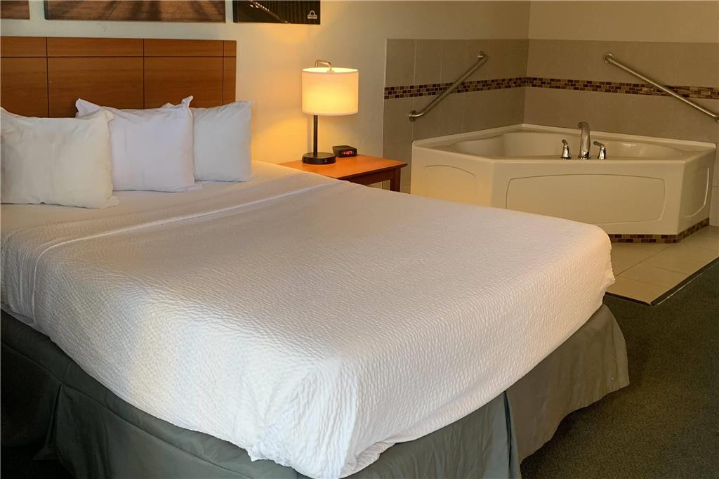 Days Inn by Wyndham Louisville Airport Fair and Expo Center - photo 12