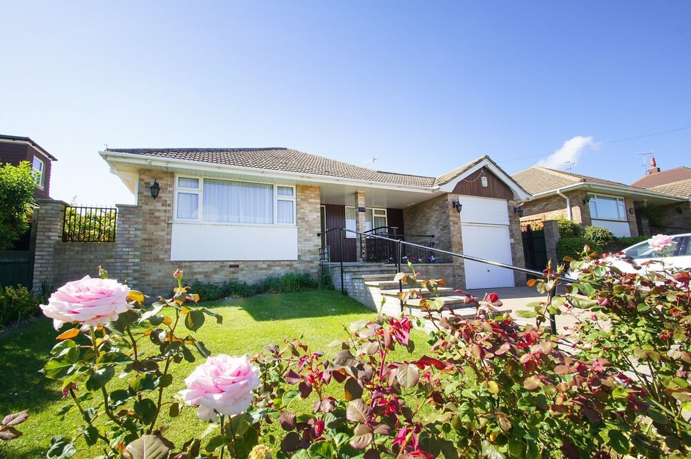 Dean Court Garden Parking by Brighton Holiday Lets — 4-Star Luxury Hotel in Rottingdean, United Kingdom