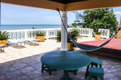 Oceanfront Family Villa — Black River — photo 3