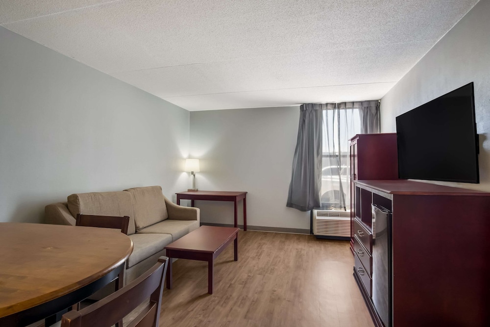 Clarion Inn & Suites Grand Rapids Airport - photo 45