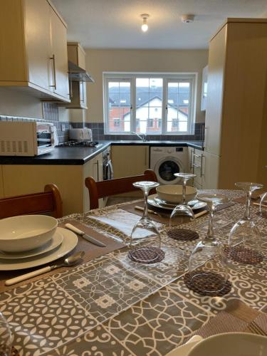 Spacious Sleeps 14 3 Bathrooms Central Parking Grimsby — Grimsby