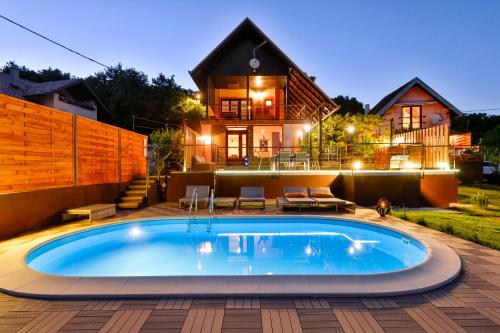 Juras Country House bazen sauna hot tube vrt — 4-Star Luxury Hotel in Sveti Ivan Zelina, Croatia