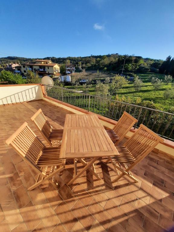 INCANTEVOLE CASA TOSCANA con travi in legno ampia terrazza e vista sulle colline — 4-Star Luxury Hotel in Massa Marittima, Italy
