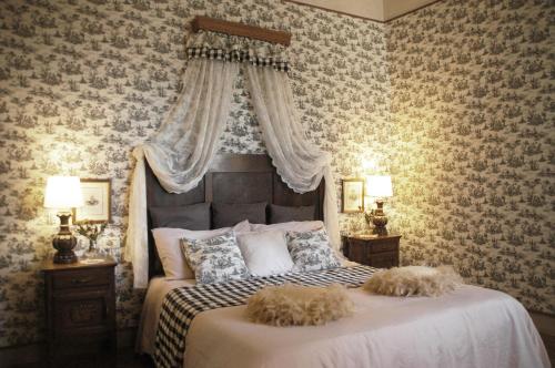 Suite Romantica con Giardino in Dimora Storica Camera e Appartamento B&B Palazzo Robicci — 4-Star Luxury Hotel in Castiglion Fiorentino, Italy