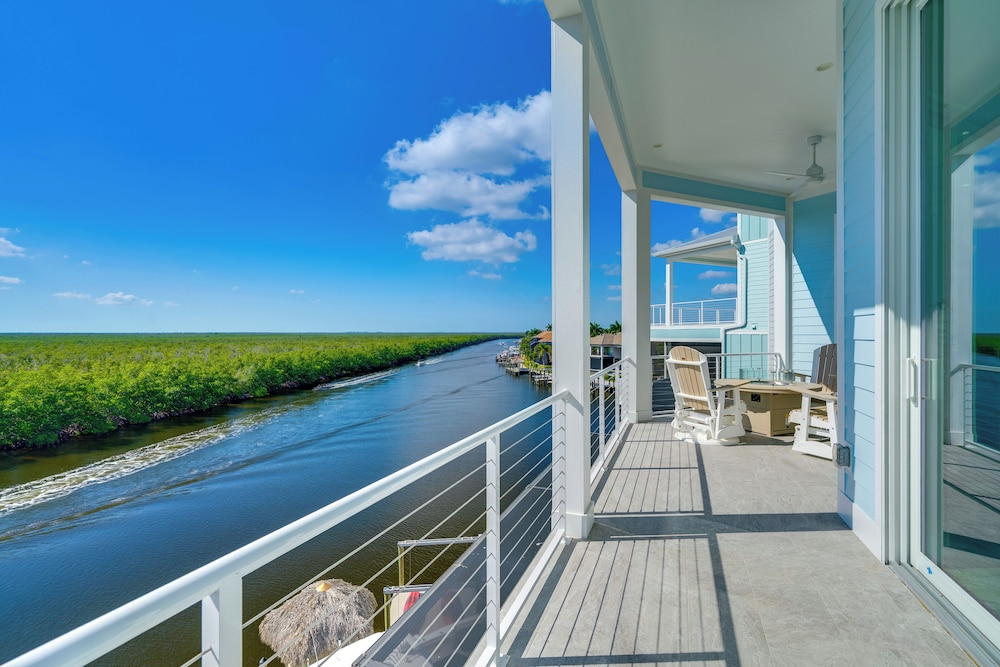 Luxury Group Escape in Cape Corals Cape Harbour — Cape Coral — photo 2
