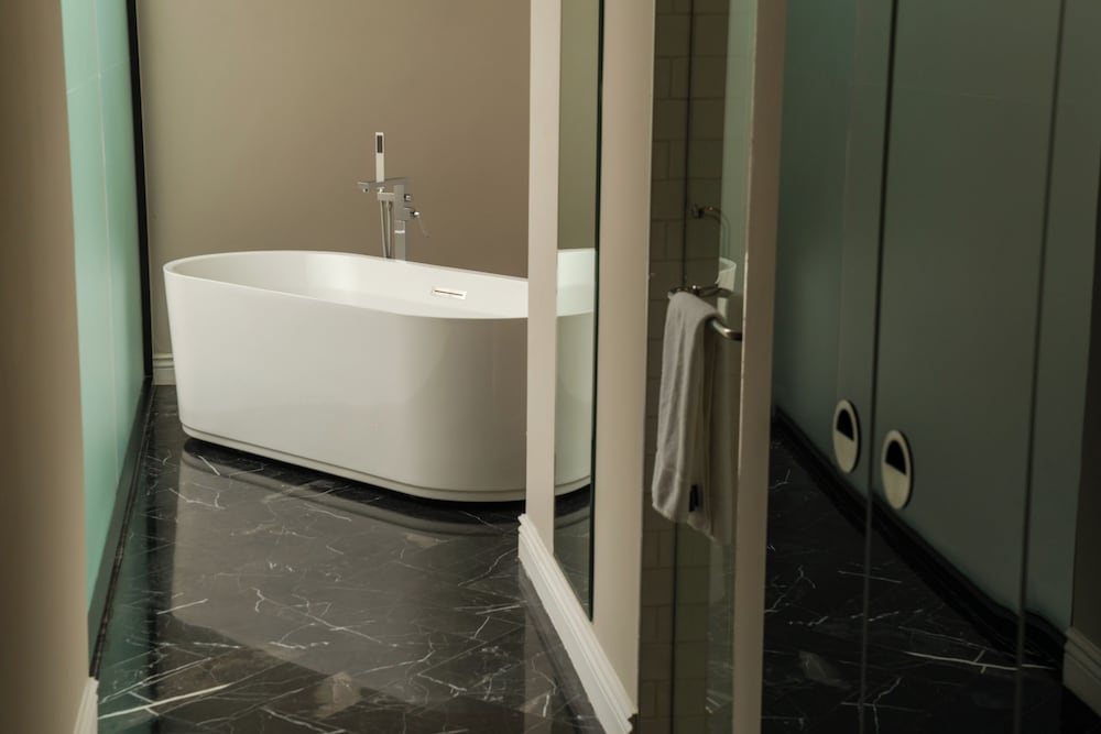 Deep soaking bathtub