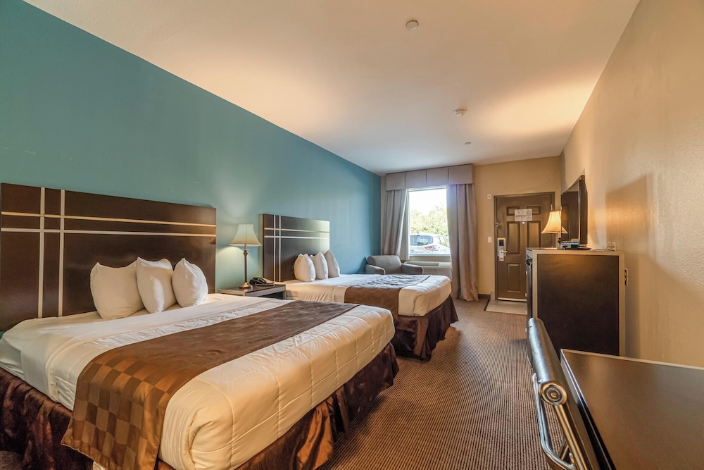 Moulton Inn & Suites By OYO Near Shiner TX - photo 22
