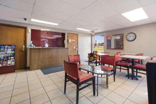 Econo Lodge Inn & Suites Escanaba North - photo 29