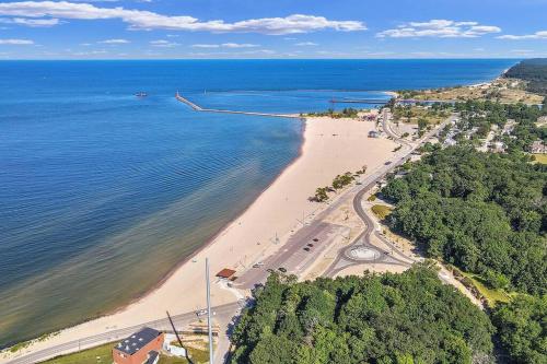 Coastal Comfort Meets Beachside Bliss — hotel in Muskegon