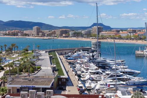 T2 Le Winter Palace Vue Mer — Saint Raphael