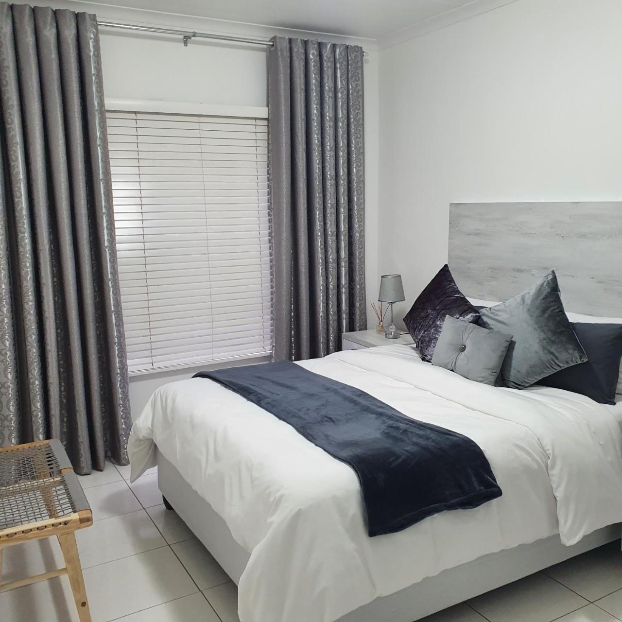 Durban Overport Halaal Accommodation 2V No Alcohol Strictly Halaal No Parties Entire Luxury Apartment 2 Bedroom 4 Sleeper Self Catering 300m from Musjid Al Hilaal — 4-Star Luxury Hotel in Durban, South Africa