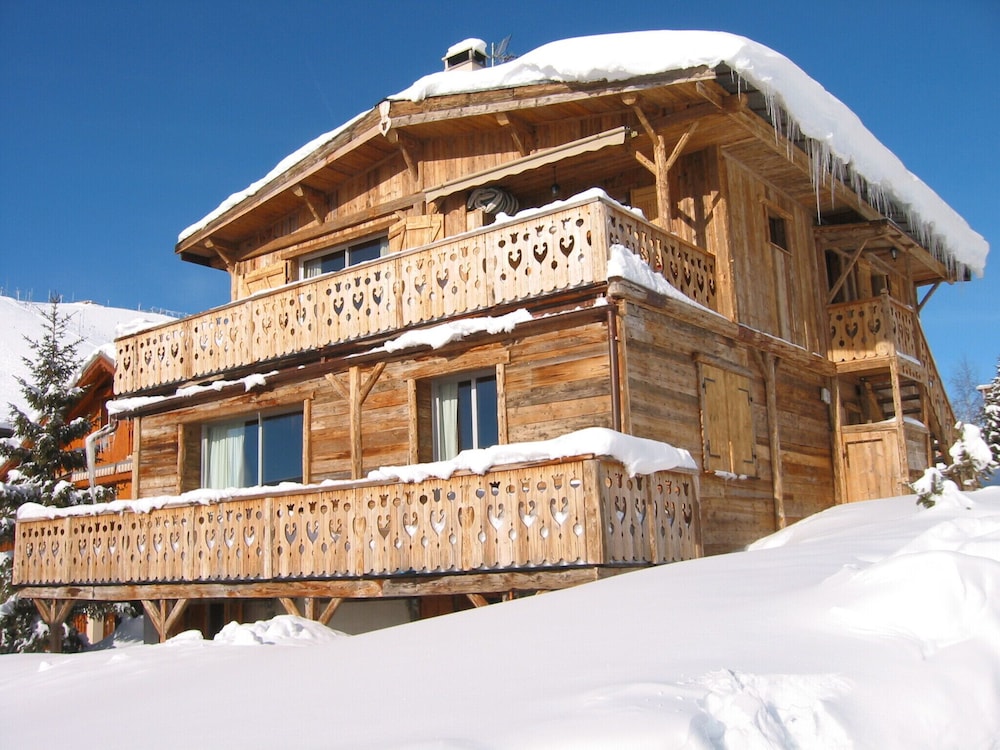 Alpe d'Huez Houses Chalet Justine Duplex for up to 15 people amazing location — 4-Star Luxury Hotel in Huez, France