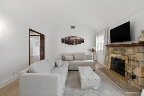 Spacious 4BR House with Large Yard and Parking Beverly Hills Adj — 4-Star Luxury Hotel in Los Angeles, United States