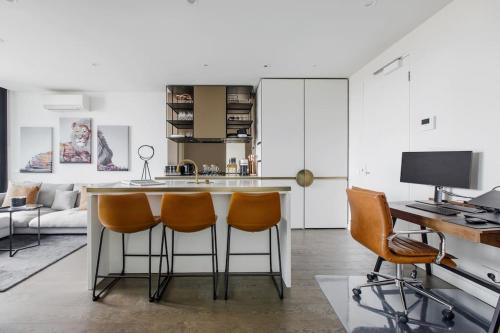 'The Inner Circle' Serene Balcony Abode on Cambridge — 4-Star Luxury Hotel in Melbourne, Australia