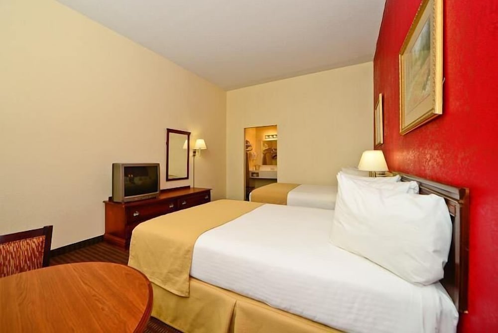 Manchester Heritage Inn And Suites - photo 12