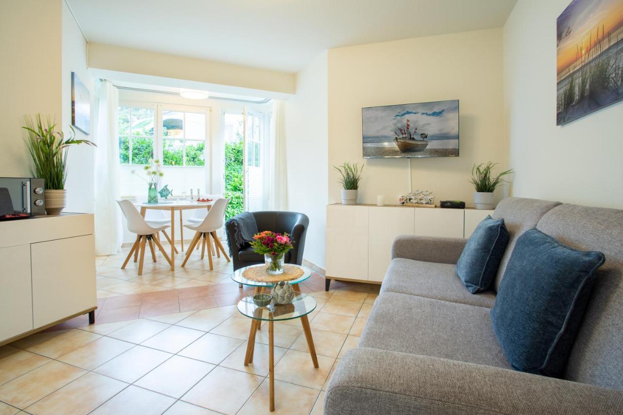 Villa Ambienta Wellenreiter mit Strandkorb am Strand — 4-Star Luxury Hotel in Ostseebad Binz, Germany