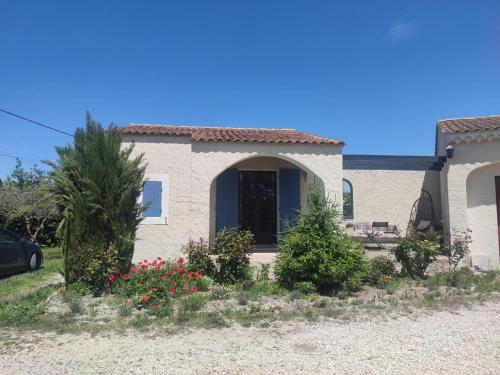 Studio En Pleine Campagne in Le Thor, France