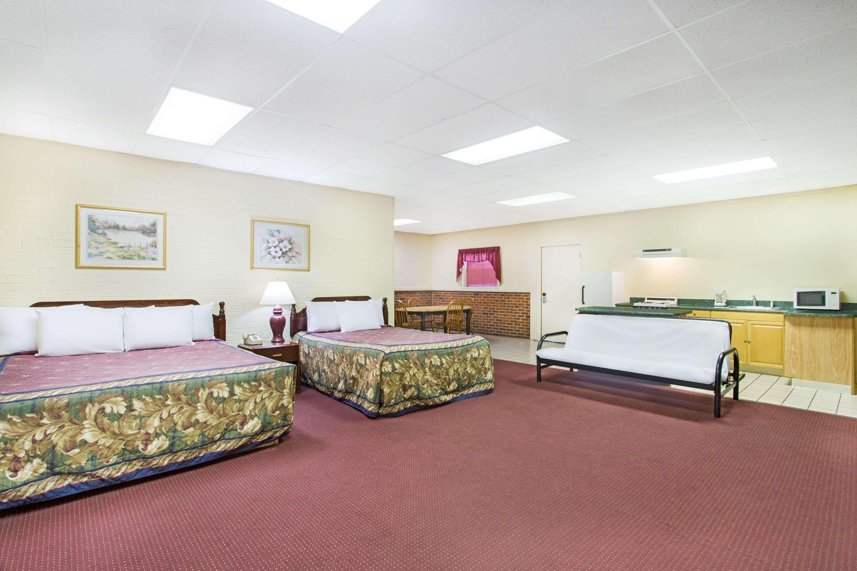 Bristol Parkway Inn - photo 10