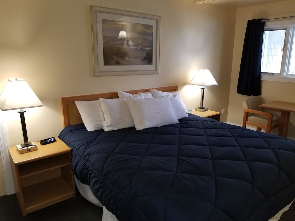 Captain's Quarters Motel - photo 24
