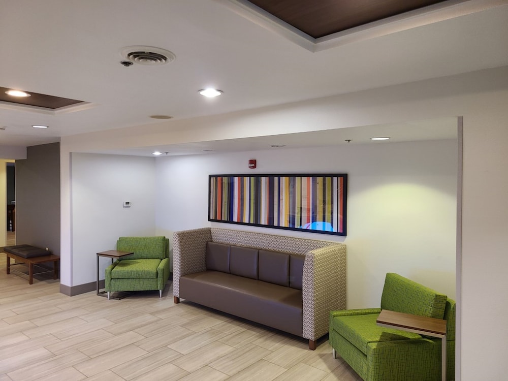 Holiday Inn Express & Suites Sheldon by IHG - photo 20