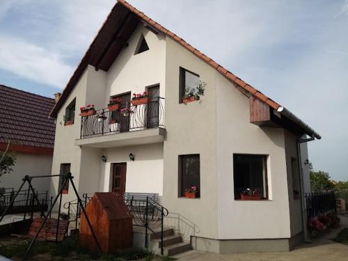 Agropensiunea Bella — hotel in Tomnatic