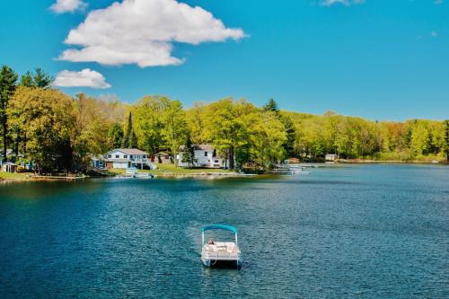 Hottub Serenity Shores 5BD Fishing Hiking in Traverse City, United States