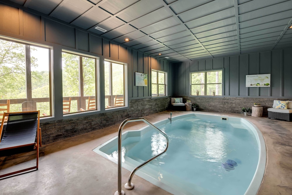 Cobbly Nob Resort Cabin: Hot Tub Pool & Views - photo 23