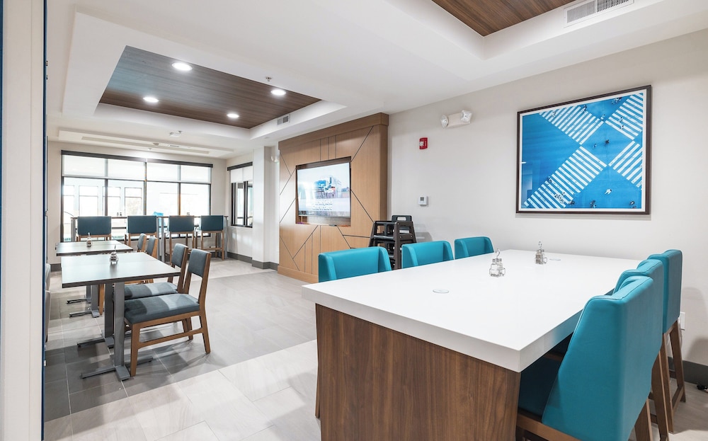 Holiday Inn Express Hotel & Suites St. Robert by IHG - photo 52