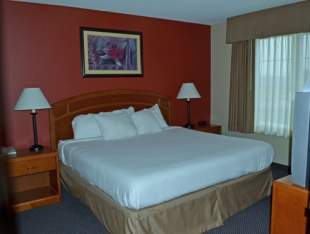 Paola Inn And Suites - photo 7