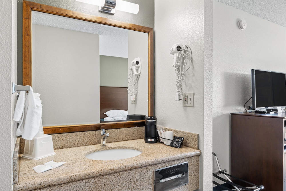 Bend Inn & Suites - photo 17