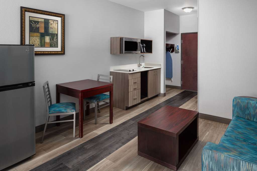 La Quinta Inn & Suites by Wyndham Woodward - photo 18