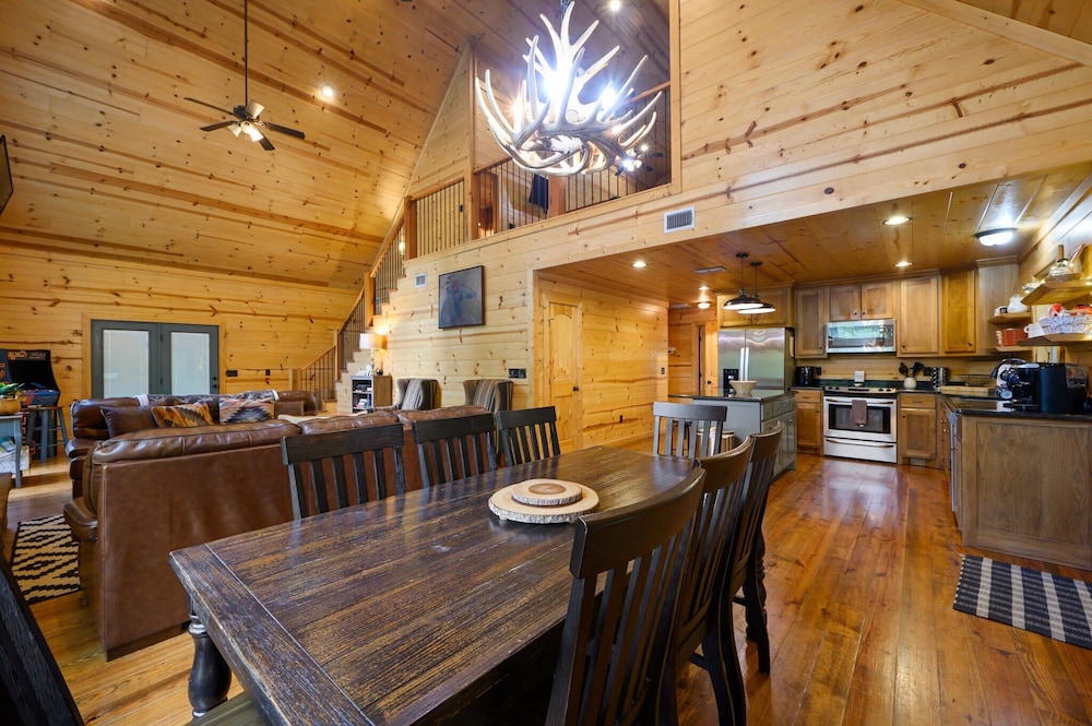 Summer Moon Lodge For 8ppl — 4-Star Luxury Hotel in Broken Bow, United States