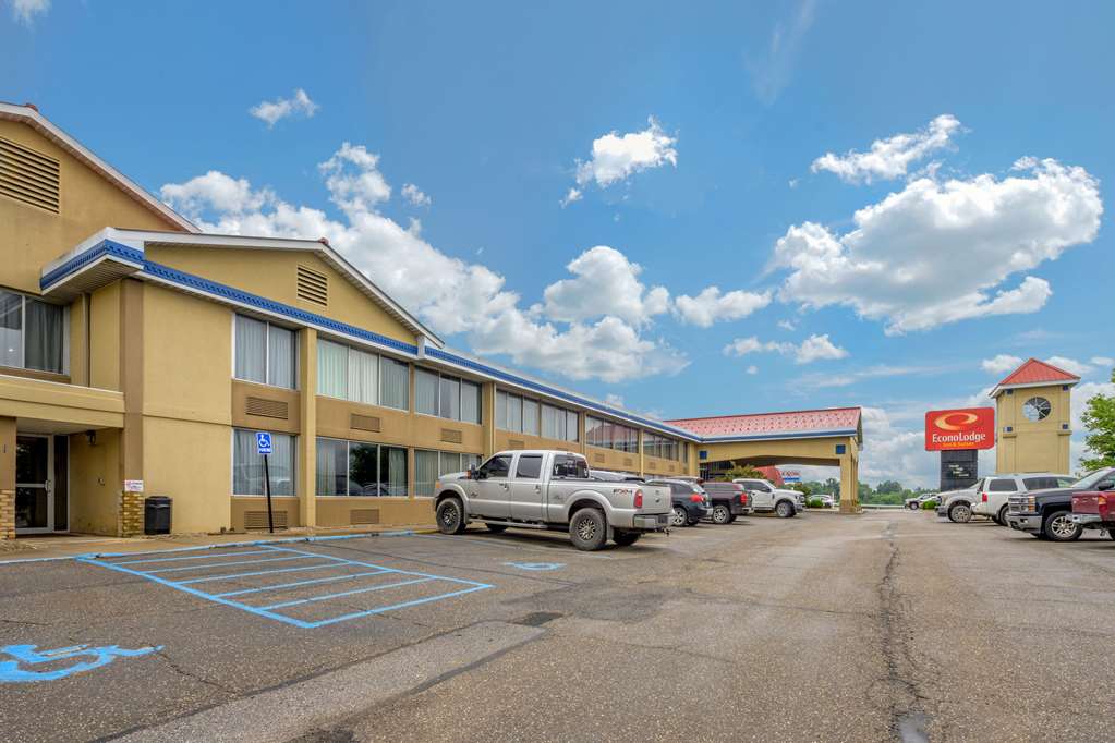Econo Lodge Inn & Suites Triadelphia Wheeling - photo 2