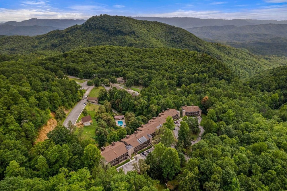 Bearadise Mountain Getaway — 4-Star Luxury Hotel in Sevierville, United States