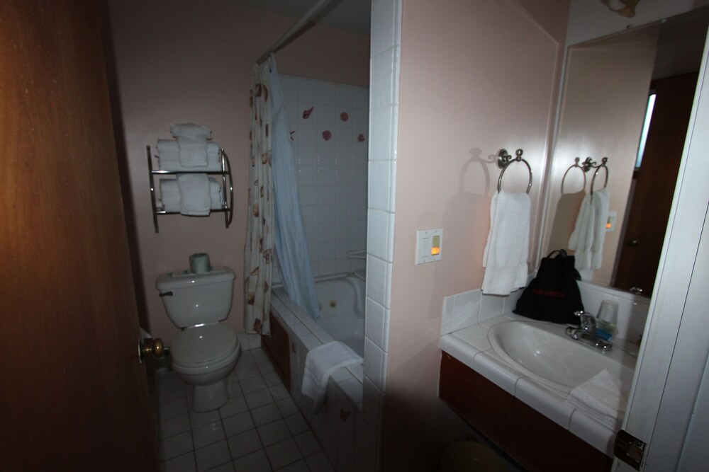 Edgewater Beach Inn - photo 51