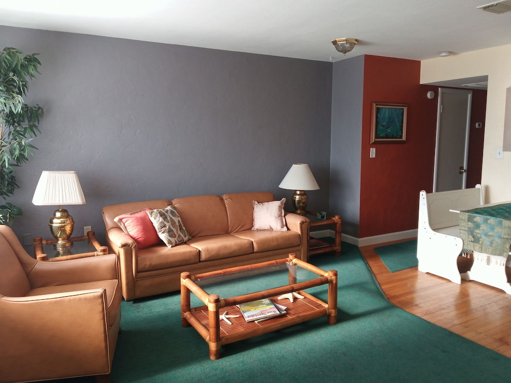 Swashbuckler Motel - photo 25