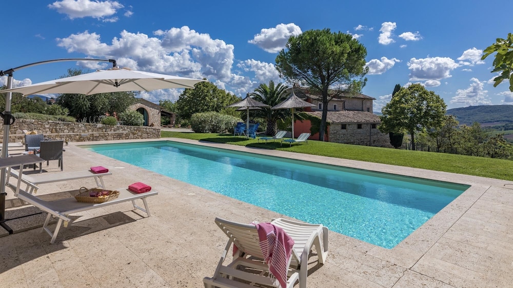 Villa Le Logge 12 1 in Todi — 4-Star Luxury Hotel in Todi, Italy