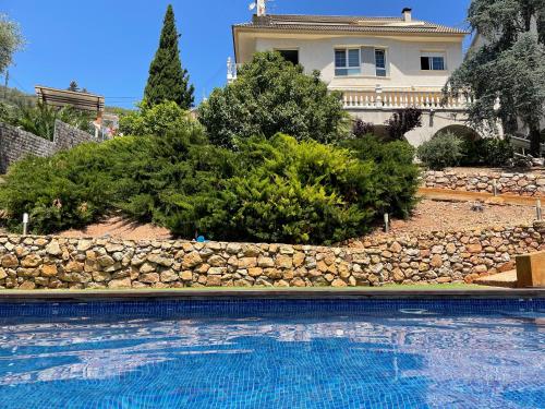 Sunny forest Villa near Barcelona — 4-Star Luxury Hotel in Vallirana, Spain