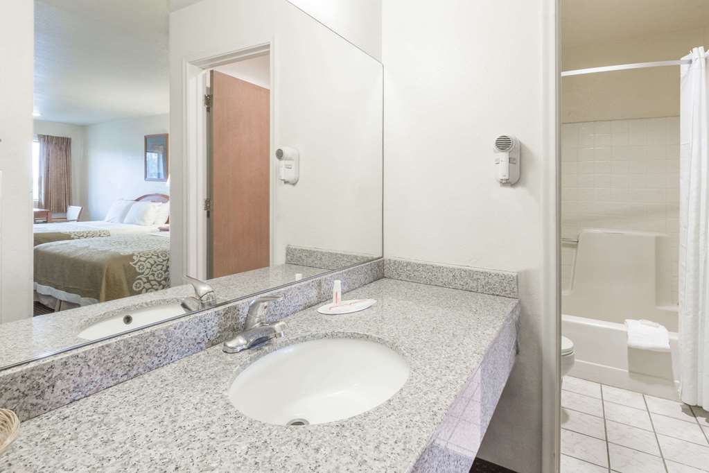 Days Inn by Wyndham Willcox - photo 11