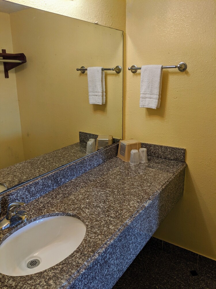 Lake Houma Inn - photo 5