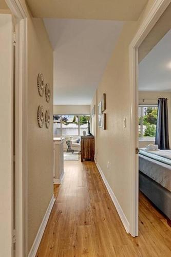 Eclectic Downtown & Cap Hill King bed & Kitchen - photo 4