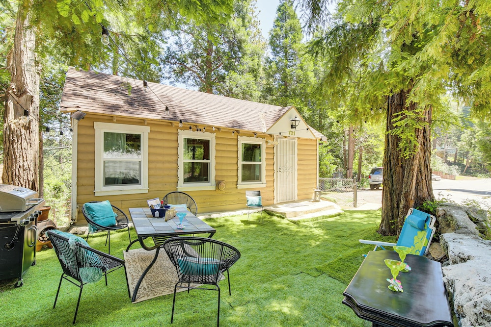 Pet friendly California Abode w Fenced in Yard in Crestline, United States