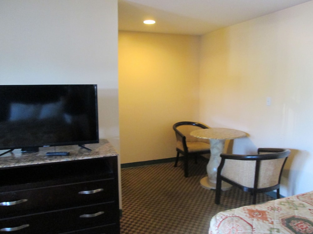 Delux Inn & Suites - photo 12