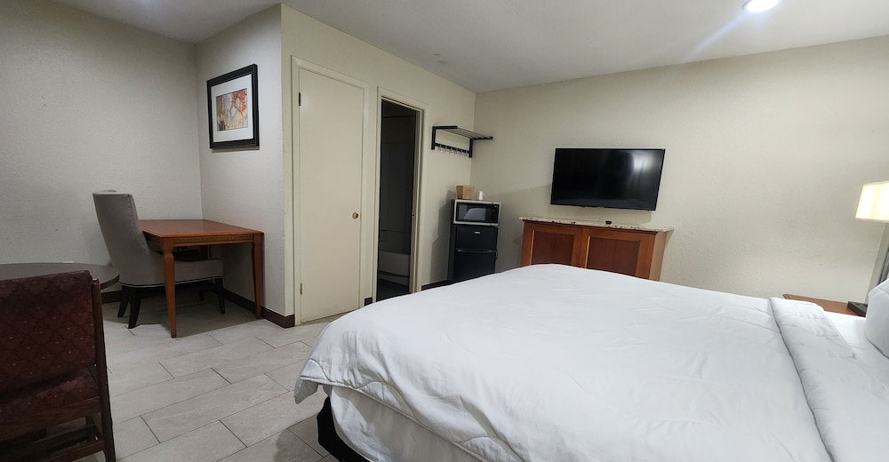 Clear Lakes Inn - photo 13