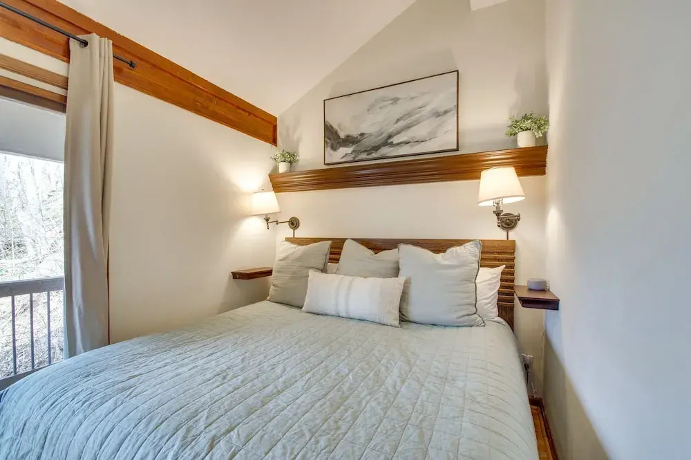 Cozy Hillside Hideaway in Wintergreen Resort - photo 2