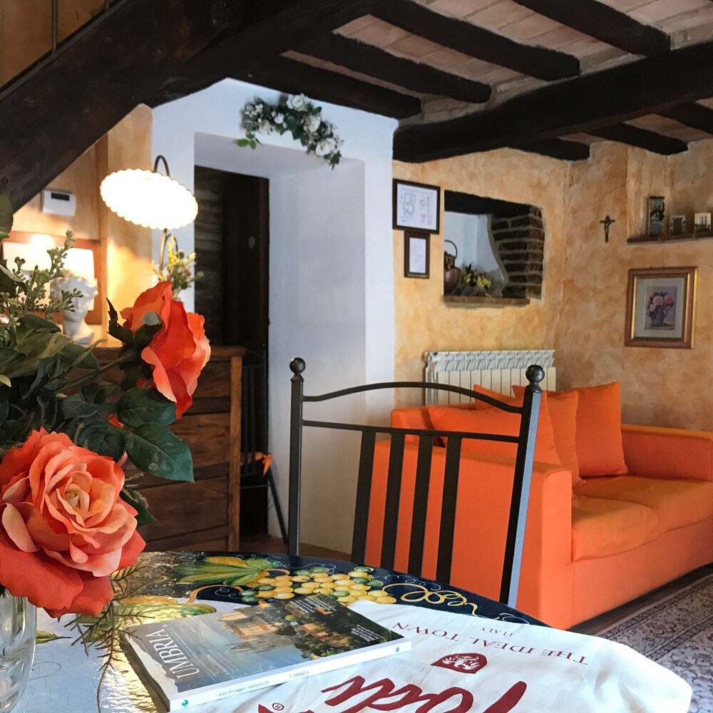 La Piazzetta Del Borgo — hotel in Todi
