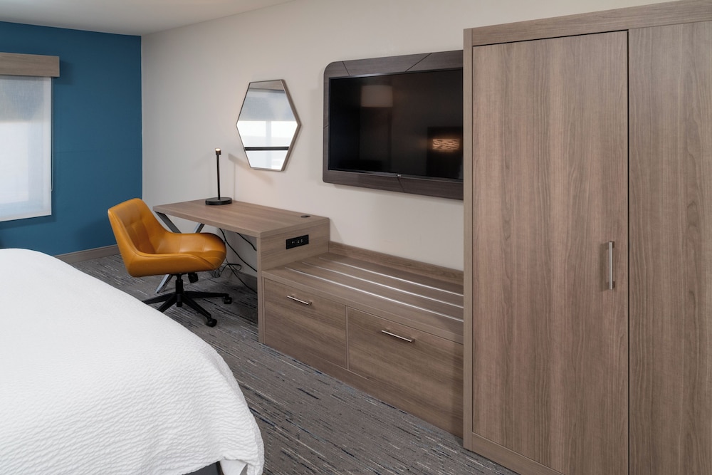 Holiday Inn Express and Suites Fairmont by IHG - photo 12